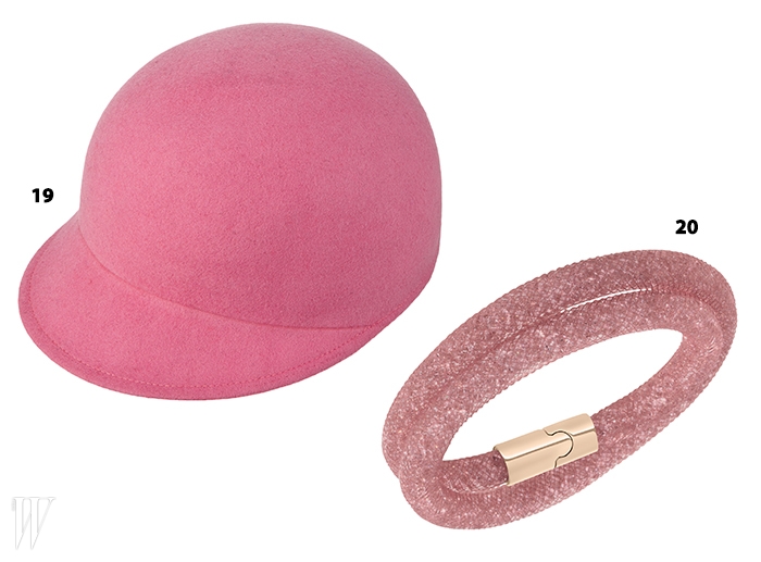 19. 매끈한 디자인의 펠트 모자는 럭키슈에뜨.20. 메탈릭한 분홍색 끈 팔찌는 스와로브스키.