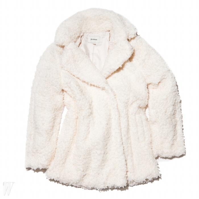 입으면 마치 한 마리 양처럼 사랑스러워 보이는 코트는 스트라디바리우스 제품. 9만9천원.