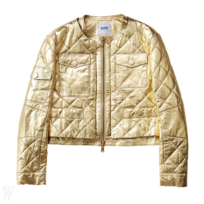 MOSCHINO CHEAP AND CHIC 메탈릭한 금색 퀼팅 재킷. 1백41만원.