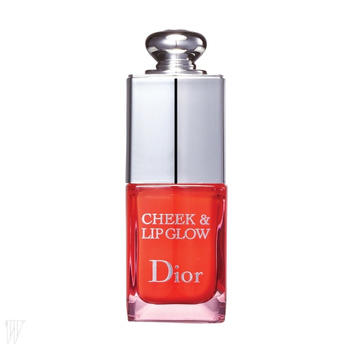 Dior 치크 & 립 글로우 젤리처럼 투명하게 발색되며 입술과 양 볼에 모두 사용할 수 있다. 10ml, 5만2천원.