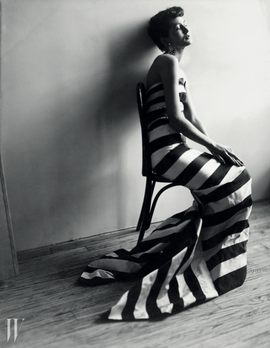 잔느 파퀸의 드레스를 입은 막심 드 라 팔레즈. 사진작가이자 친구 세실 비튼이 찍은 이 사진은 1950년 영국 <보그> 1월호에 실렸다.