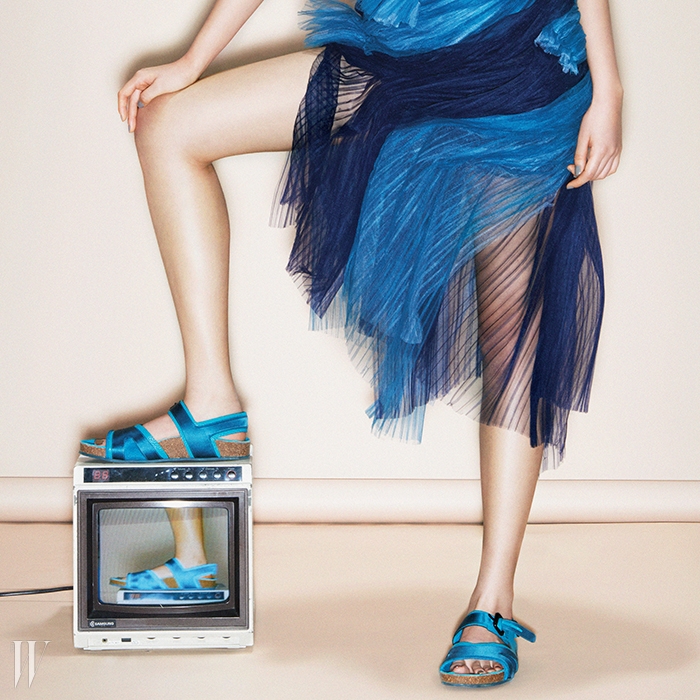 BURBERRY불규칙적인 셔링 장식이 낭만적인 시폰 소재 튜브톱 드레스는 버버리 프로섬 제품. 7백만원.경쾌한 청록빛의 스포티한 샌들은 버버리 제품. 86만원.
