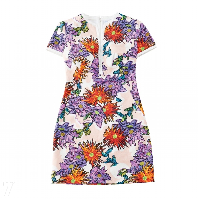 치파오를 연상시키는 꽃무늬 미니 드레스는 BLUMARINE  제품. 가격 미정.