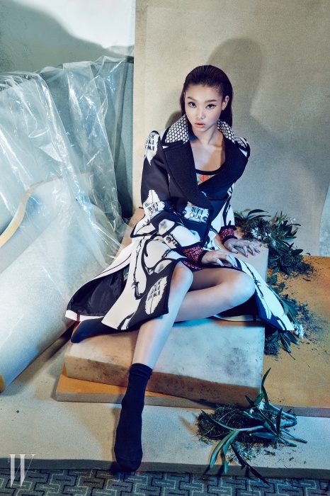 대담한 집게벌레 프린트가 인상적인 네오프렌 소재 코트, 컬러풀한 미니 드레스는 Kwak Hyun Joo Collection 제품.