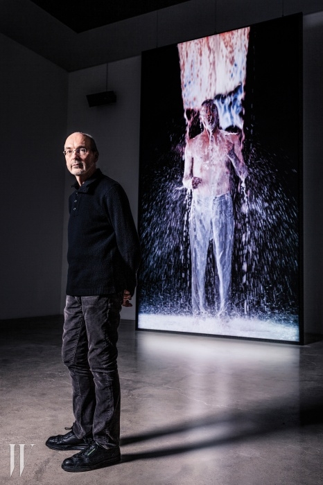 국제갤러리 3관에 설치된 대형 비디오 작업인 ‘Inverted Birth’ 앞에 선 빌 비올라.