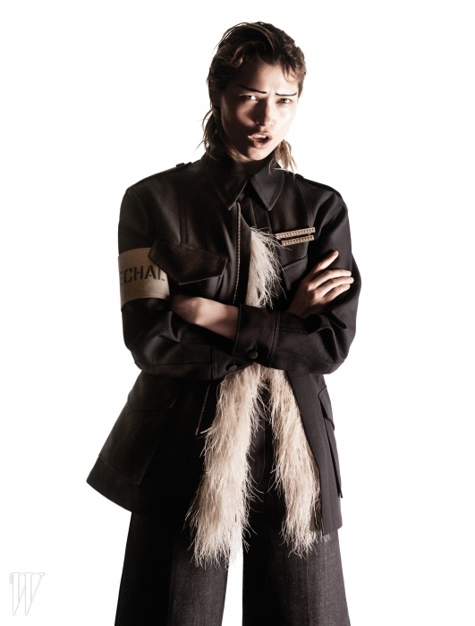 깃털이 장식된 개버딘 재킷과 데님 버뮤다 팬츠는 루이 비통 제품.