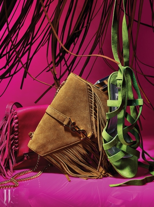 푸크시아 핑크 색상의 프린지 장식 가죽 백은 CH Carolina Herrera,메탈 로고와 프린지 장식이 개성을 더하는 스웨이드 소재의체인 백은 Saint Laurent, 무릎까지 끈을 교차해 센슈얼하게 연출할 수있는 스웨이드 소재의 글래디에이터 샌들은 Miu Miu 제품.