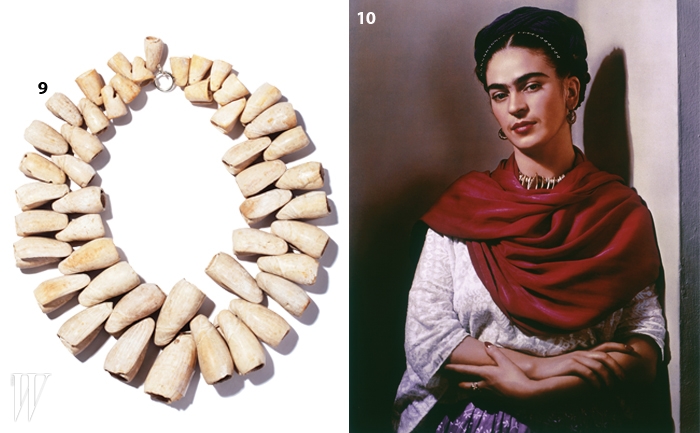 9. 갤러리 피아룩스가 주관하는 국내 <프리다 칼로> 전시를 통해 선보일 그녀의 목걸이들.10. 멕시코의 전통적인 붉은색 숄을 두른 프리다의 포트레이트.