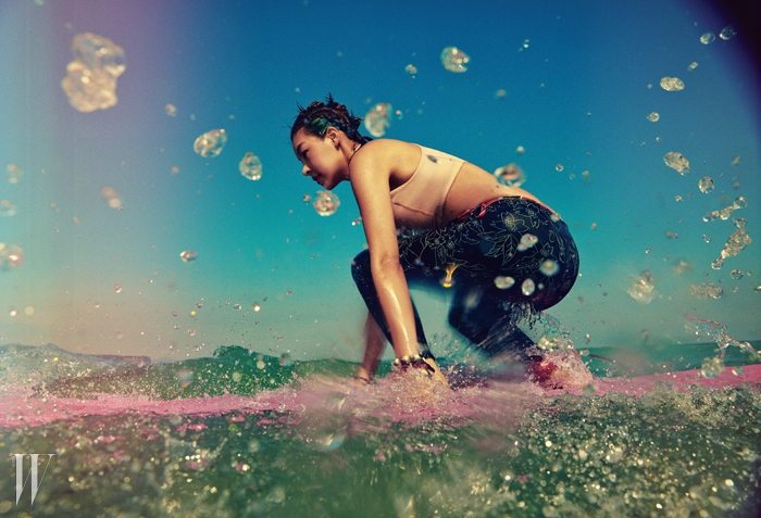 크롭트 톱 수영복은 아디다스 by 스텔라 매카트니 제품. 7만9천원. 꽃무늬 레깅스는 나이키 제품. 5만원대. 뱅글은 사만타 윌스 제품. 13만8천원. 