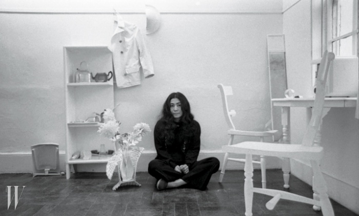 2. 1967년 <반의 반> 작품과 함께 포즈를 취한 오노 요코.