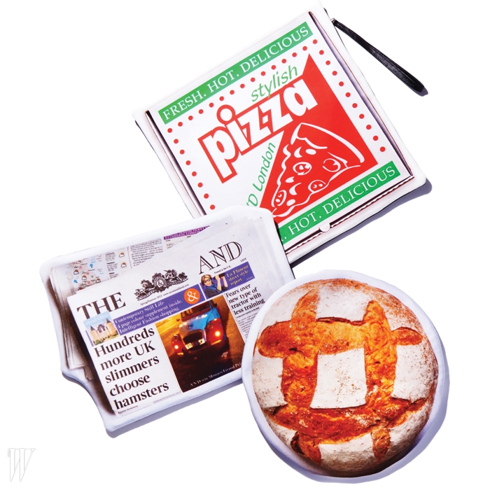 피자와 신문, 빵에서 영감을 얻은 위트 넘치는 트롱프뢰유 클러치는 모두 아즈미앤데이비드 by 비이커 제품. 각 49만5천원.