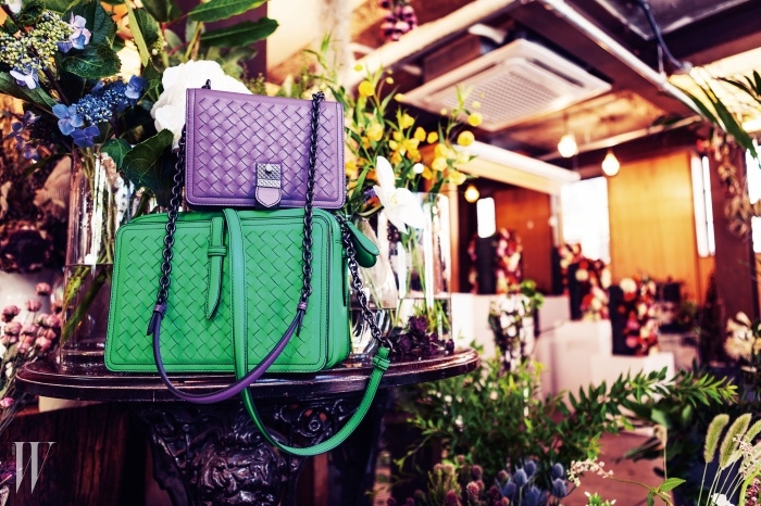 세련된 보라와 초록색 핸드백은 보테가 베네타 제품. 가격 미정.