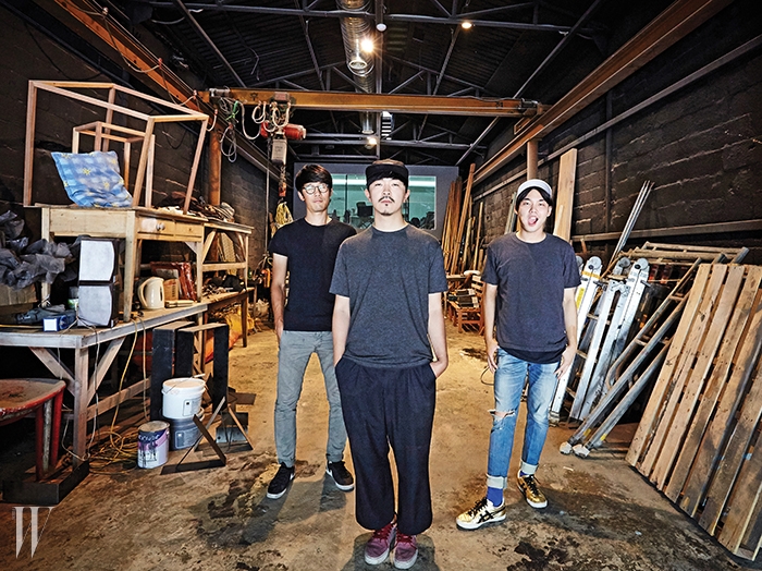 왼쪽부터 패브리커의 두 동업자 김동규, 김성조와 인턴 양다슬. 