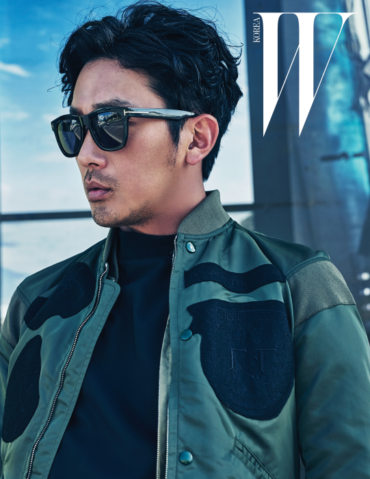 검정 장식들로 색다른 느낌을 더한 항공점퍼 모티프 블루종과 검정 톱은 Golden Goose Deluxe Brand, 앞 프레임에서 옆면으로 이어지는 T 로고가 멋진 선글라스는 Tom Ford by Sewon I.T.C 제품.