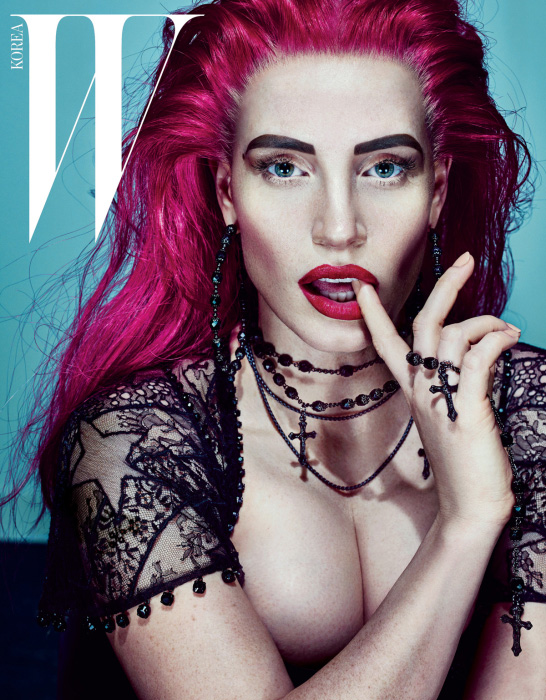 드레스는 Givenchy Haute Couture by Riccardo Tisci, 둥근 귀고리와 묵주 목걸이는 David Yurman 제품.