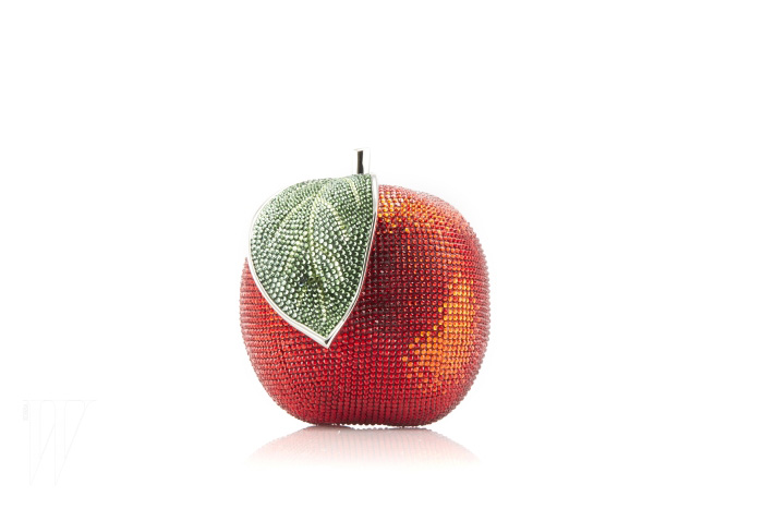 ‘백설공주’ 속 주요 오브제인 사과를 모티프로 한 주디스 리버의 2013 가을 컬렉션 미노디에르 클러치.