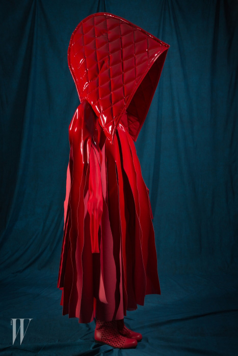 동화 ‘빨간 망토’를 연상시키는 꼼데가르송의 2015 S/S 컬렉션.