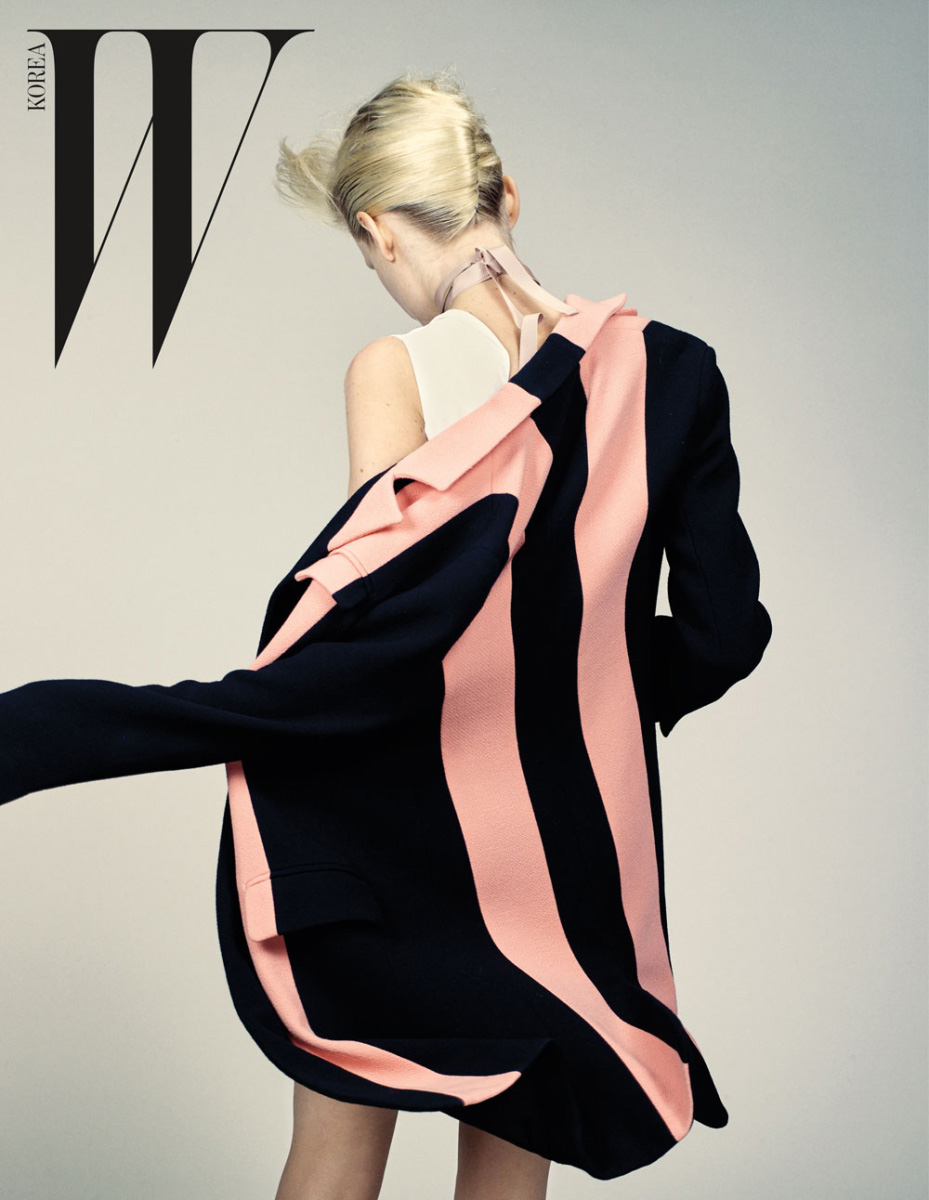 분홍색 줄무늬 패턴이 장식된 코트와 코튼 소재 드레스, 초커 네크리스는 모두 Dior 제품.