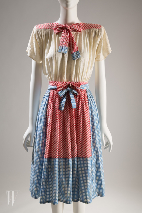 ‘오즈의 마법사’ 속 도로시를 떠올리는 아드리안의 드레스, 1942.