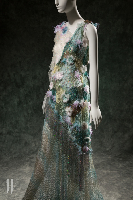 ‘인어 공주’와 매치되는 로다테의 이브닝 드레스, 2015 봄 컬렉션.