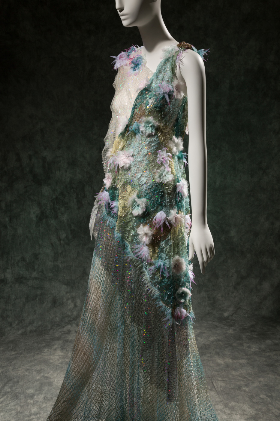 ‘인어 공주’와 매치되는 로다테의 이브닝 드레스, 2015 봄 컬렉션.