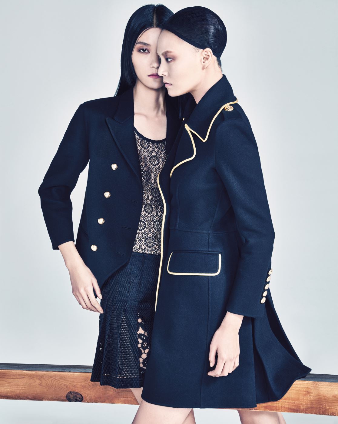 박지혜가 입은 캐시미어 밀리터리 재킷, 안에 입은 검은색 레이스 톱, 실크 레이스 킬트 스커트, 이수진이 입은 골드 라이닝 밀리터리 코트는 Burberry Prorsum 제품.