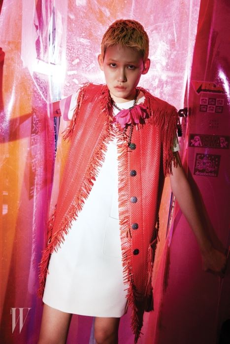 위빙 가죽 소재의 프린지 장식 베스트와 흰색 미니 드레스, 꽃잎 장식 목걸이는 모두 Lanvin 제품.