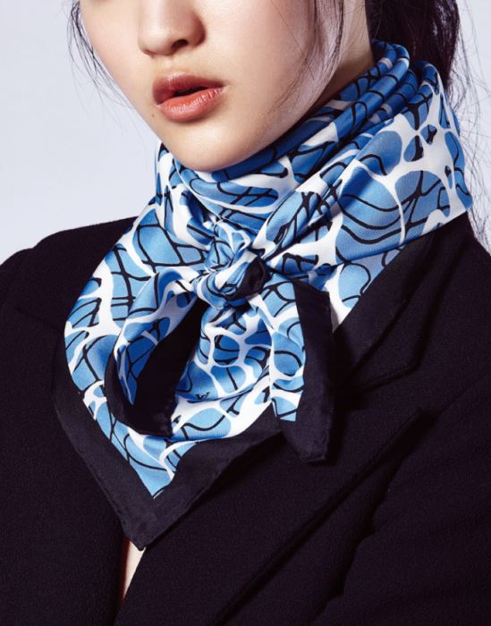 STYLE 2 검정 재킷은 디올 제품. 가격 미정. 스카프는 루이 비통 제품. 50만원대.
