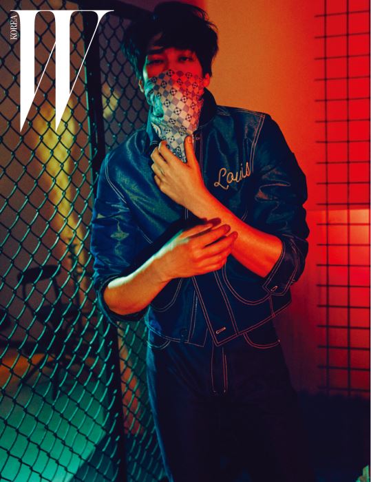 로고 스티치 장식의 데님 재킷과 팬츠, 얼굴에 두른 큐브 패턴의 반다나는 모두 Louis Vuitton 제품.