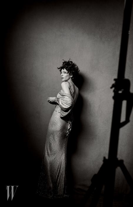 드레스는 Givency by Riccardo Tisci