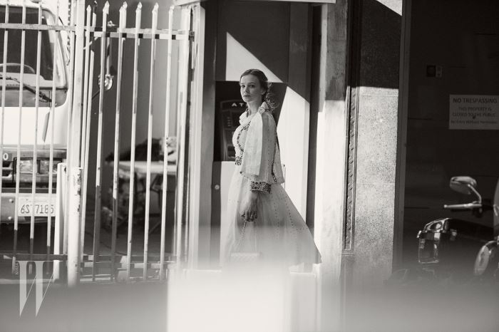 블라우스와 드레스, 백은 모두 Chanel, 귀고리는 Anita Ko 제품.
