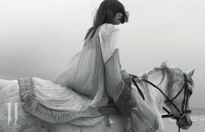 태슬과 러플, 주름 장식이 어우러진 시폰 드레스는 Chloé 제품.