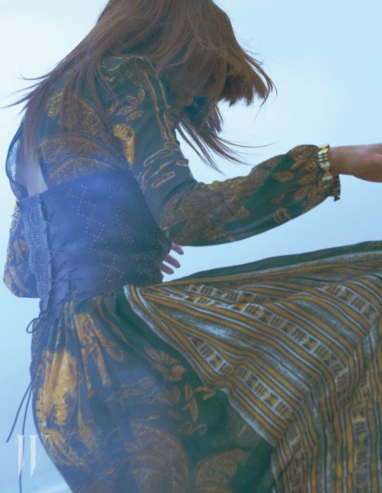 아프리칸 프린트의 에스닉 드레스, 가죽 코르셋은 Valentino 제품.