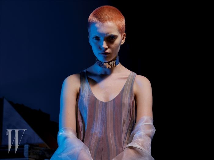 은은한 줄무늬 원피스는 Giorgio Armani, 속이 비치는 점퍼는 Wanda Nylon, 초커는 Y/Project 제품.