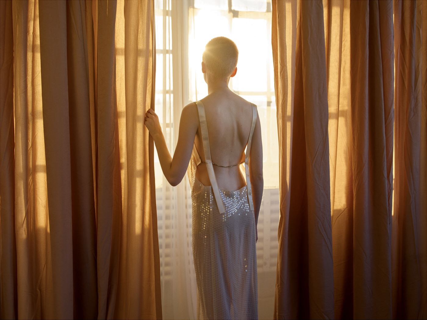 은은하게 비치는 스팽글을 장식한 슬립 드레스는 Calvin Klein Collection 제품.