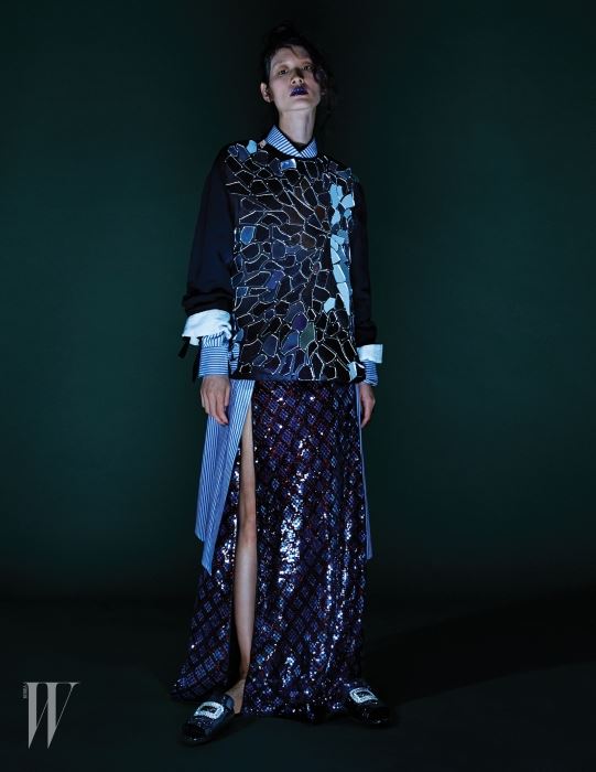 거울 조각이 장식된 톱은 Loewe, 파란색 줄무늬 셔츠 드레스는 Recto, 시퀸 장식 슬릿 드레스는 Marc Jacobs, 크리스털이 장식된 슬리퍼는 Roger Vivier 제품.