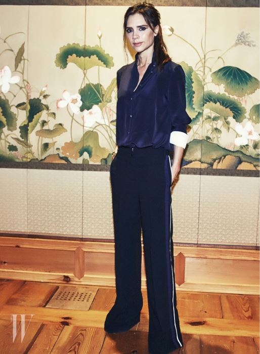 한국가국박물관에 놓인 아름다운 전통 병풍 앞에서 우아하고 당당한 모습으로 를 위해 포즈를 취한 빅토리아 베컴. 