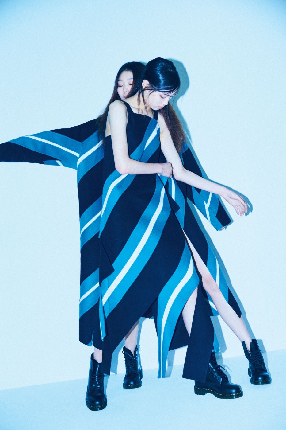 건축적인 줄무늬 패턴을 더한 슬리브리스 드레스와 코트는 YCH, 투박한 앵클부츠는 Dr.Martens 제품.