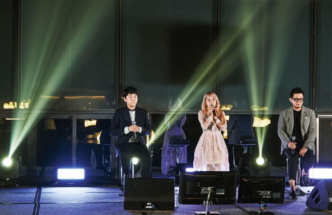 초대한 셀렙 친구들을 관객 삼아 신곡을 선보인 어반자카파(왼쪽부터 권순일, 조현아, 박용인).