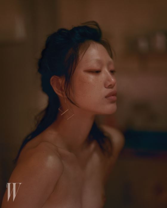입체적인 정육각형 귀고리는 Yoko Takirai 제품.
