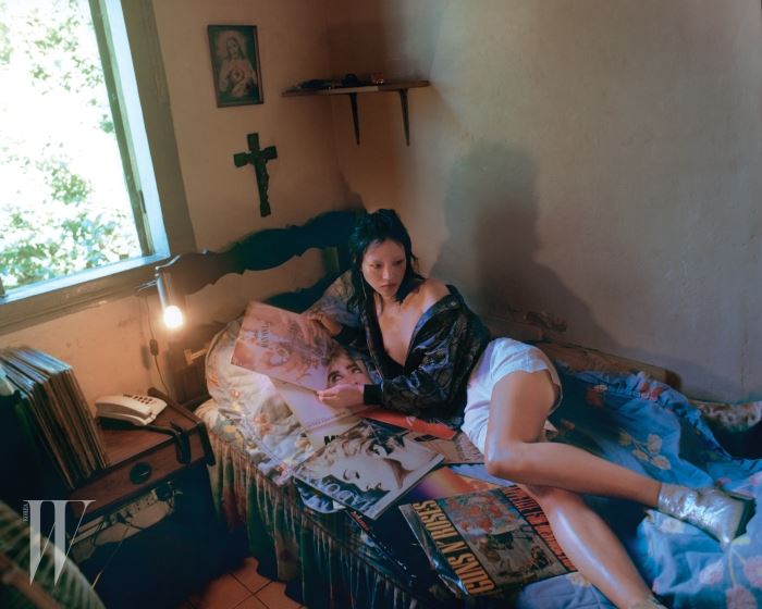 파이톤 소재의 갈색 재킷은 Saint Laurent, 흰색 쇼츠는 Dior, 실버 앵클부츠는 Vic Matie, 귀고리는 Lil, 엄지손가락에 낀 바늘 모양 반지는 8rf 제품.