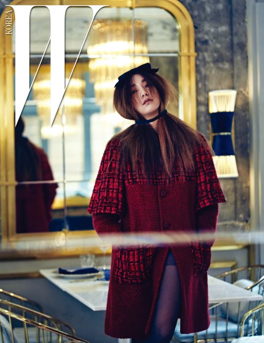 두 가지 아우터를 겹쳐 입은 듯한 효과를 주는 체크 트위드 코트는 Chanel 제품.