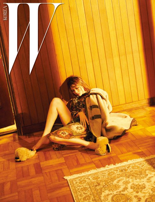 두툼한 양털로 보온감을 높인 후드 장식 시어링 케이프와 모로칸 스타일의 패턴이 들어간 가벼운 실크 시폰 드레스, 풍성한 시어링 슬라이드 슈즈는 모두 Chloe 제품.