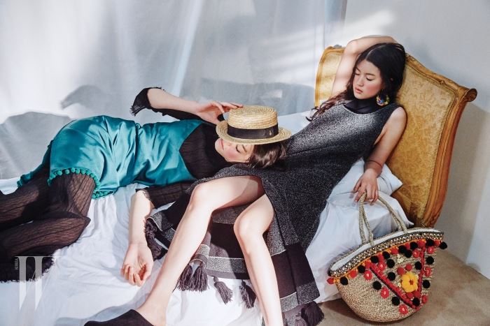 왼쪽부터 | 살결이 비치는 톱과 팬츠, 폼폼 장식 슬립 드레스는 모두 Lovlov, 라피아 모자는 Bimba Y Lola, 프린지 장식 니트 드레스와 나막신 뮬은 Proenza Schouler, 알록달록한 폼폼 장식 귀고리는 Rosantica by Net-a-Porter, 민속적인 무드의 라피아 토트백은 Mystique by Shopbop 제품.