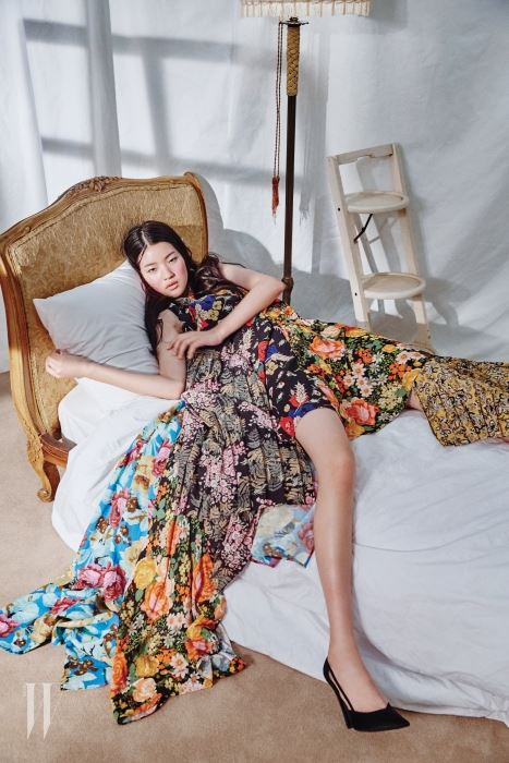 다채로운 꽃무늬 천이 조화를 이룬 드레스와 검은색 스틸레토는 Balenciaga 제품.