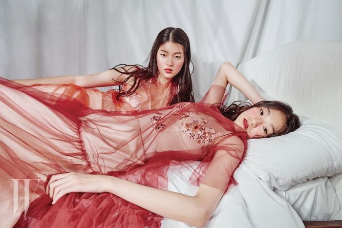 왼쪽부터 | 주황색 튤 드레스와 겹쳐 입은 슬립 톱, 흰색 팬츠, 잔잔한 꽃 문양의 슬립 드레스와 빨간색 튤 드레스는 모두 Stella McCartney 제품.