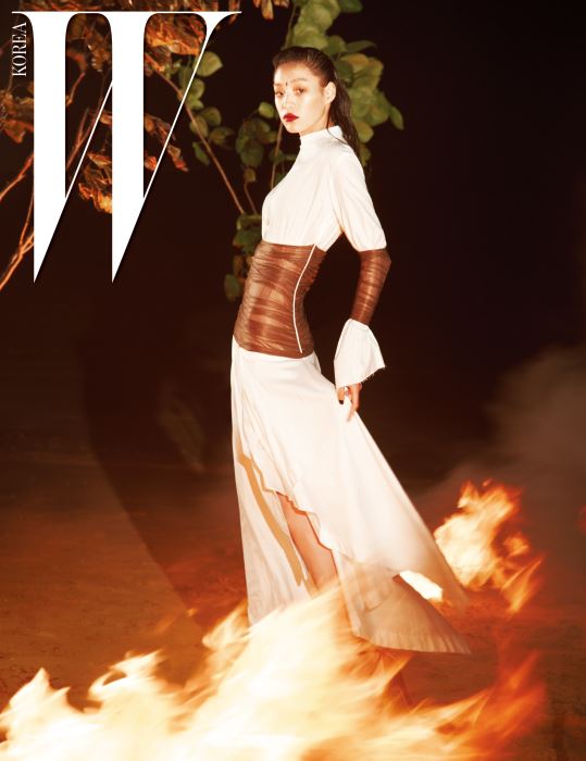 허리와 팔에 부드러운 튤로 포인트를 준 하얀색 코튼 드레스는 Loewe 제품.