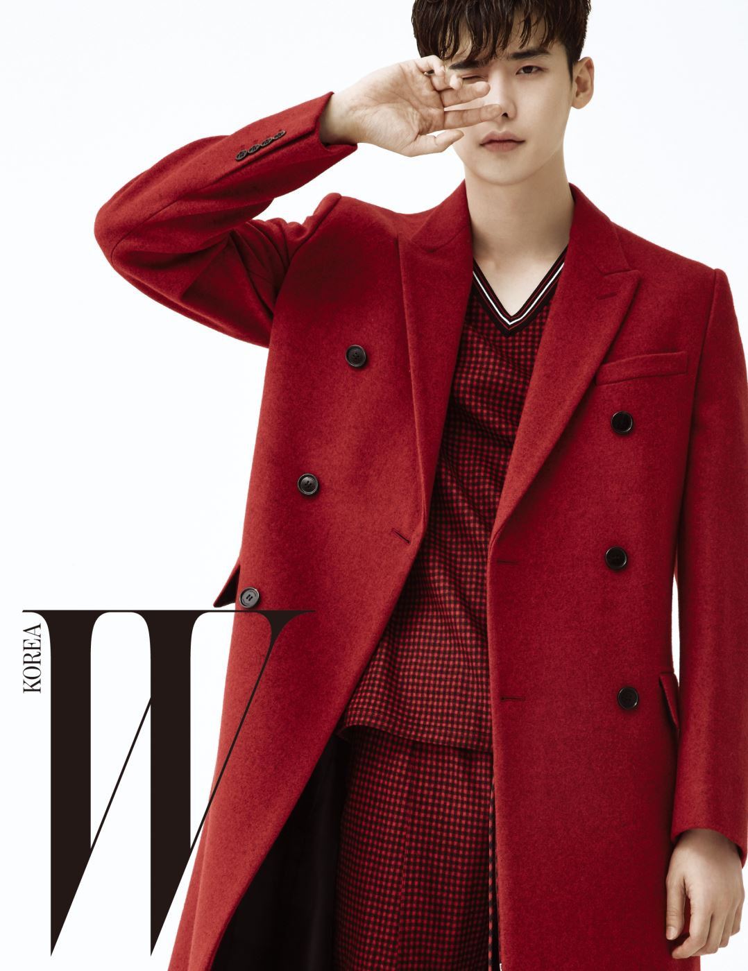 붉은색 테일러드 코트, 플래드 패턴의 캐주얼한 브이 네크라인 톱과 스트링 장식 팬츠는 모두 Dior 제품.