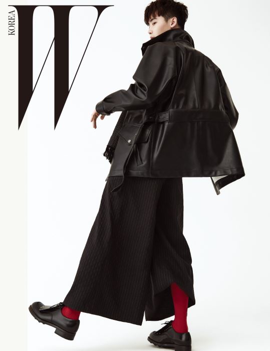 검정 가죽 재킷은 Bottega Veneta, 스카프는 Saint Laurent, 와이드 팬츠는 Caruso, 붉은색 양말과 슈즈는 Gucci 제품.