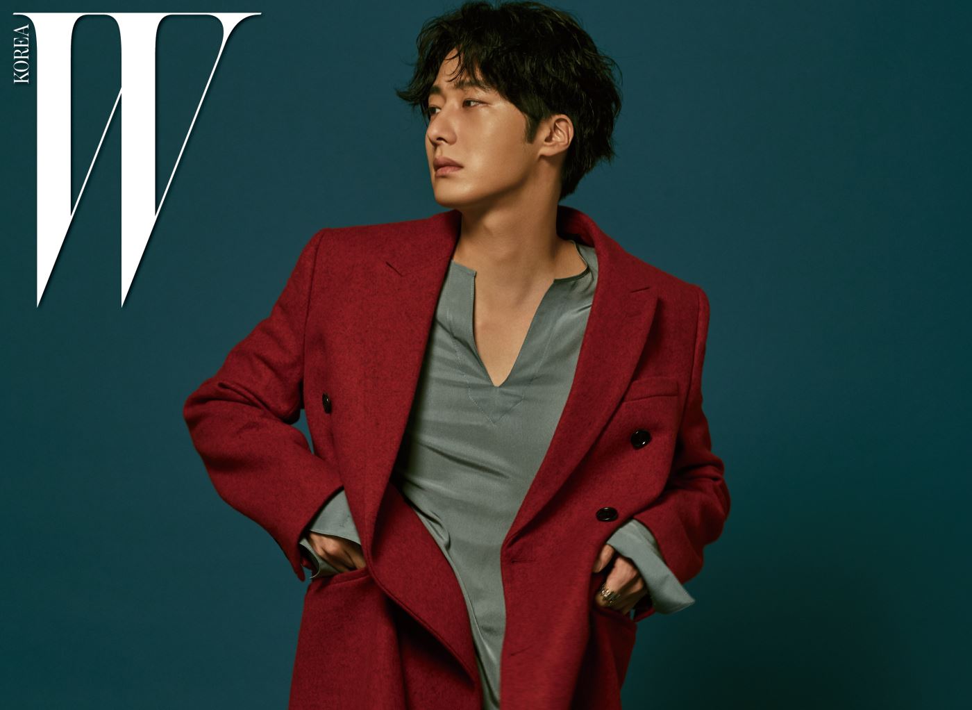 빨간색 롱 코트는 디올, 회색빛 실크 톱은 김서룡, 반지는 프리카 제품.